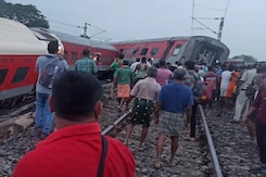 Jharkhand Train Accident: Howrah से Mumbai जा रही Train के कई डिब्बे पटरी से उतरे Jharkhand Train Accident: Howrah से Mumbai जा रही Train के कई डिब्बे पटरी से उतरे