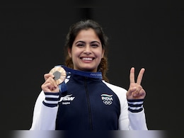 पिस्तुलाने दिलेला धोका ते कांस्य पदक... मनू भाकरची दोन ऑलिम्पिकमधील कहाणी पिस्तुलाने दिलेला धोका ते कांस्य पदक... मनू भाकरची दोन ऑलिम्पिकमधील कहाणी