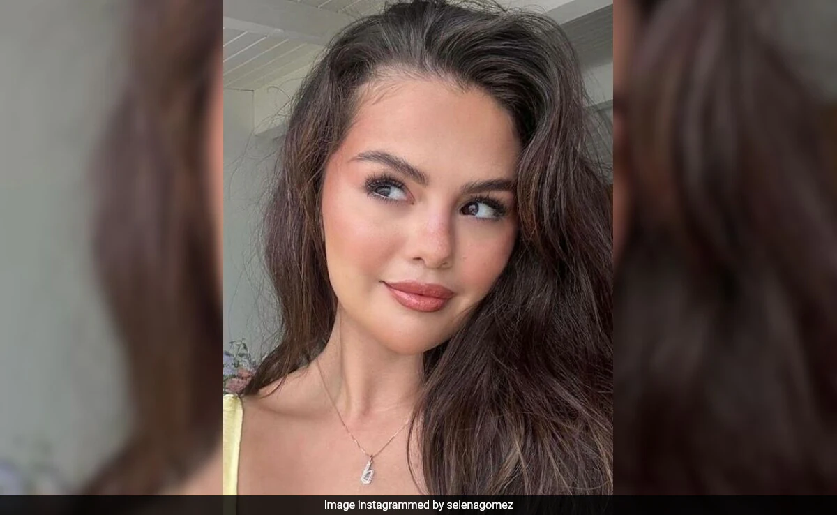 Viral: Selena Gomez Wore A Necklace With "B" On It. Hint - Love Of Her Life