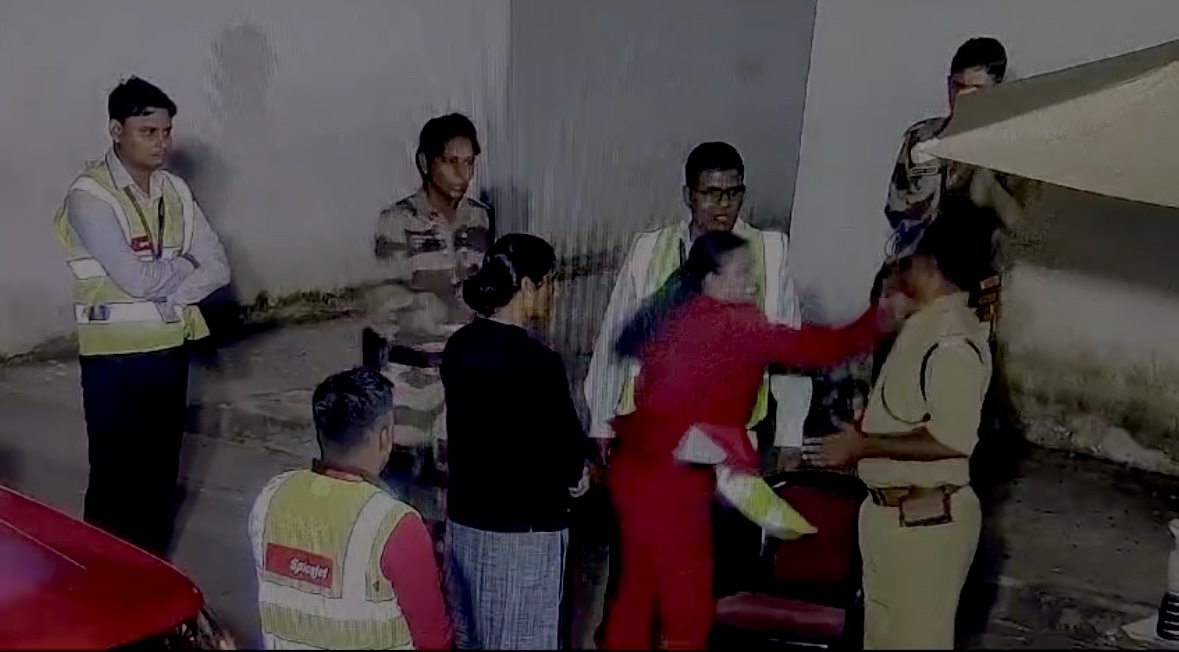 SpiceJet Staff Slaps Cop At Airport, Airline Says ‘He Called Her Home’ SpiceJet Staff Slaps Cop At Airport, Airline Says ‘He Called Her Home’
