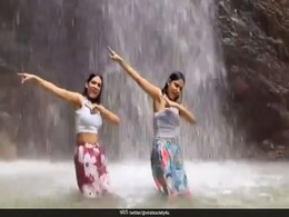 झरने के नीचे दो लड़कियों ने किया माधुरी दीक्षित के गाने पर डांस, वीडियो देख भूल जाएंगे धक-धक गर्ल झरने के नीचे दो लड़कियों ने किया माधुरी दीक्षित के गाने पर डांस, वीडियो देख भूल जाएंगे धक-धक गर्ल