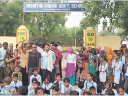 Rajasthan: 9वीं तक हिंदी मीडियम में पढ़ाई, फिर 10वीं अंग्रेजी में क्यों? फेल होने के डर से बच्चों ने स्कूल पर जड़ा ताला