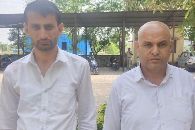 साजिश में शामिल वकील हितेंद्र कुमार (बाएं) और महेंद्र कुमार (दाएं) को पुलिस ने गिरफ्तार किया है. साजिश में शामिल वकील हितेंद्र कुमार (बाएं) और महेंद्र कुमार (दाएं) को पुलिस ने गिरफ्तार किया है.