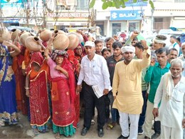 जलसंकट से जूझ रहा राजस्थान का ये इलाका, मटका लेकर कलेक्ट्रेट पहुंचीं महिलाएं, दी आंदोलन की चेतावनी जलसंकट से जूझ रहा राजस्थान का ये इलाका, मटका लेकर कलेक्ट्रेट पहुंचीं महिलाएं, दी आंदोलन की चेतावनी