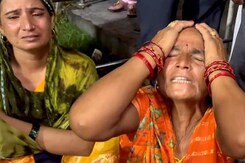 Hathras Stampede Ground Report : हाथरस के सत्संगस में भगदड़, लोग खोज रहे हैं अपनों को Hathras Stampede Ground Report : हाथरस के सत्संगस में भगदड़, लोग खोज रहे हैं अपनों को