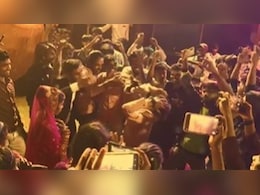 शादी करके फंस गया यार गाने पर बेकाबू हुआ दूल्हा, दोस्तों के साथ किया ऐसा काम दुल्हन को लगा शॉक, लोग बोले- भाई मौत से खेल रहा है शादी करके फंस गया यार गाने पर बेकाबू हुआ दूल्हा, दोस्तों के साथ किया ऐसा काम दुल्हन को लगा शॉक, लोग बोले- भाई मौत से खेल रहा है
