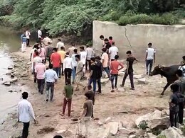 हनुमान मंदिर में फेंकी गईं मरी हुई मछलियां, लोगों में आक्रोश, पुलिस अधिकारी मौके पर पहुंचे