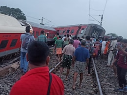 Railway Accident : मुंबई-हावडा एक्स्प्रेसचे जवळपास 18 डब्बे रुळावरुन घसरले, दोघांचा मृत्यू Railway Accident : मुंबई-हावडा एक्स्प्रेसचे जवळपास 18 डब्बे रुळावरुन घसरले, दोघांचा मृत्यू