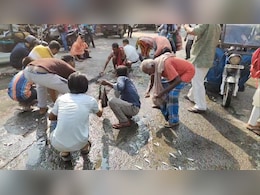 तालाब से नहीं सड़क पर हो रही मछलियों की लूट, आखिर माजरा क्या है?