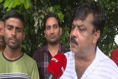 Hathras Stampede Case: हाथरस मामले में गिरफ्तार Ram Ladaite Yadav के घर पहुँचे समाजवादी नेता Hathras Stampede Case: हाथरस मामले में गिरफ्तार Ram Ladaite Yadav के घर पहुँचे समाजवादी नेता
