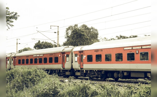 How Often Are Train Blankets Washed? Minister Ashwini Vaishnaw Says... How Often Are Train Blankets Washed? Minister Ashwini Vaishnaw Says...