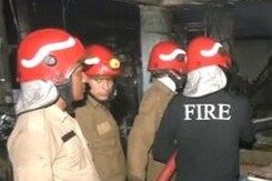 Delhi Market Fire: बीती रात INA मार्केट में लगी भीषण आग में झुलसकर 6 लोग घायल Delhi Market Fire: बीती रात INA मार्केट में लगी भीषण आग में झुलसकर 6 लोग घायल
