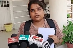 कॉलेज बंद लेकिन फीस का क्या? नर्सिंग छात्रों ने की मांग कॉलेज बंद लेकिन फीस का क्या? नर्सिंग छात्रों ने की मांग