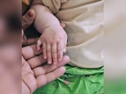 क्यूट से बच्चे के हाथ&nbsp;और पैर की उंगलियां गिनकर हैरान रह जाएंगे आप, यूजर्स ने कहा- एक हाथ से पबजी फोर फिंगर खेल सकता है