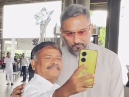 VIDEO: फैन ने सेल्फी लेने के बाद छुए हनी सिंह के पैर, रैप किंग बोले-अरे मैं इतना बुड्ढा नहीं... VIDEO: फैन ने सेल्फी लेने के बाद छुए हनी सिंह के पैर, रैप किंग बोले-अरे मैं इतना बुड्ढा नहीं...
