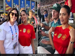 Esha Gupta Channelled The <i>Vamos Espana</i> Feeling Into Spain's Victory In The Team's Red Jersey Esha Gupta Channelled The <i>Vamos Espana</i> Feeling Into Spain's Victory In The Team's Red Jersey
