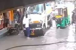 Man Smashes Truck's Windscreen, Gets Run Over Moments Later In Delhi Man Smashes Truck's Windscreen, Gets Run Over Moments Later In Delhi