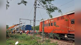 Railway Accident: मालगाड़ी के 3 डिब्बे पटरी से उतरकर पलटे, 8 घंटे बाद ट्रैक पर ट्रेनों का संचालन शुरू