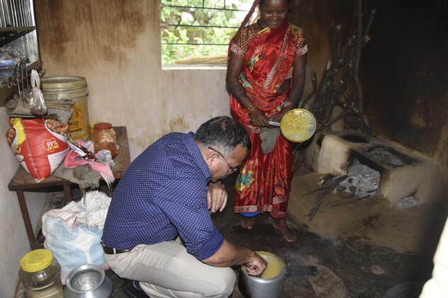 कलेक्टर भोस्कर ने मध्यान्ह भोजन का निरीक्षण किया. कलेक्टर भोस्कर ने मध्यान्ह भोजन का निरीक्षण किया.