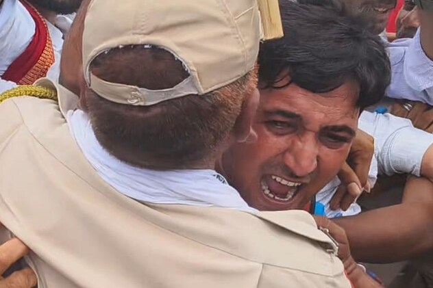 छात्रों के प्रदर्शन को रोकने की कोशिश में पुलिस से धक्का-मुक्की. 