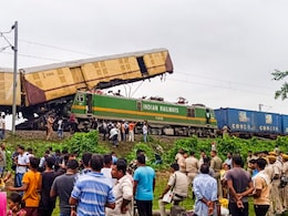 पटरी से उतरी चंडीगढ़-डिब्रूगढ़ एक्सप्रेस, हादसे के बाद राहत और बचाव अभियान जारी; देखिए तस्वीरें पटरी से उतरी चंडीगढ़-डिब्रूगढ़ एक्सप्रेस, हादसे के बाद राहत और बचाव अभियान जारी; देखिए तस्वीरें