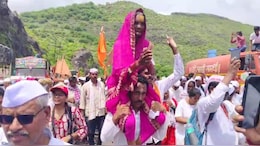 माऊलीसाठीची भक्ती अशी झाली पूर्ण; नातवाच्या खांद्यावर आजीची पंढरीची वारी!