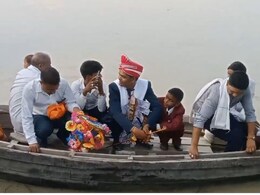 नाव से बारात लेकर पहुंचा दूल्हा, देखने वालों की लगी भीड़, वायरल हो रहा अनोखी बारात का Video