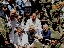 25 साल पुरानी तस्वीरें, जब करगिल युद्ध के दौरान सैनिकों से मिले थे पीएम मोदी 25 साल पुरानी तस्वीरें, जब करगिल युद्ध के दौरान सैनिकों से मिले थे पीएम मोदी