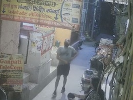 दिल्ली में घर के बाहर बदमाशों ने की फायरिंग तो पुलिस ने पिस्तौल को खिलौना बता पीड़ित को भगा दिया दिल्ली में घर के बाहर बदमाशों ने की फायरिंग तो पुलिस ने पिस्तौल को खिलौना बता पीड़ित को भगा दिया