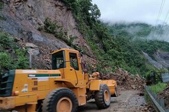 Nepal में भीषण Landslide, यात्री बस पर गिरी चट्टान, 60 लोग लापता Nepal में भीषण Landslide, यात्री बस पर गिरी चट्टान, 60 लोग लापता