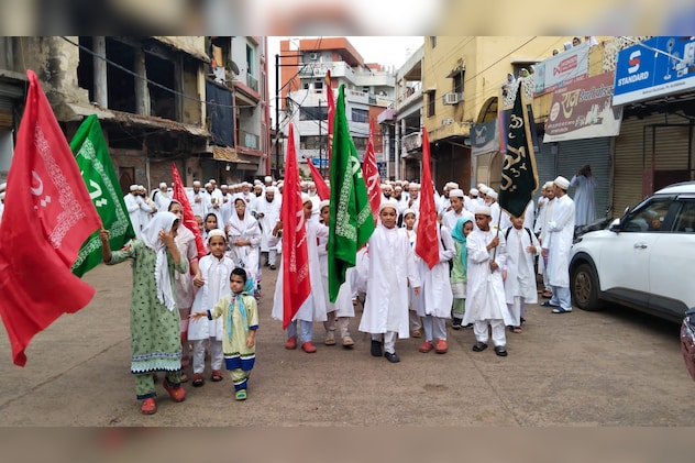 दसवीं मुहर्रम पर बोहरा समाज ने यौमे आशूरा मनाया. दसवीं मुहर्रम पर बोहरा समाज ने यौमे आशूरा मनाया.