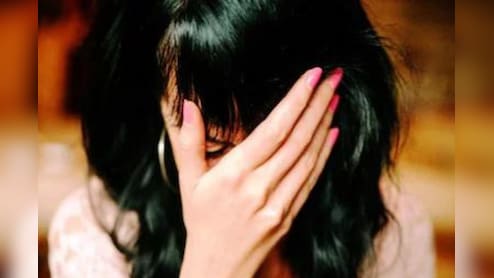 सरकारी डॉक्टर पर इलाज के बहाने महिला से की बदसलूकी की आरोप, पति ने जताई नाराजगी तो अस्पताल में की कुटाई