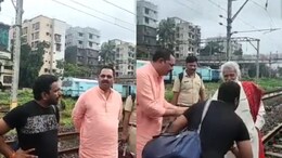 मुसळधार पावसामुळे मदत पुनर्वसन मंत्री मदतीविना, आमदार ट्रॅकवर; विधानभवन गाठण्यासाठी पावसात पायपीट