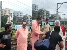 मुसळधार पावसामुळे मदत पुनर्वसन मंत्री मदतीविना, आमदार ट्रॅकवर; विधानभवन गाठण्यासाठी पावसात पायपीट मुसळधार पावसामुळे मदत पुनर्वसन मंत्री मदतीविना, आमदार ट्रॅकवर; विधानभवन गाठण्यासाठी पावसात पायपीट