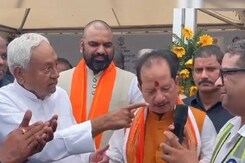 जब मंच पर अधिकारी के पैर छूने के लिए खड़े हो गए नीतीश, जानें हुआ क्या