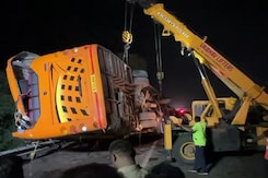 Mumbai Accident: Bus की रफ्तार में बनीं हादसे की वजह? Tractor से टक्कर 5 की मौत Mumbai Accident: Bus की रफ्तार में बनीं हादसे की वजह? Tractor से टक्कर 5 की मौत