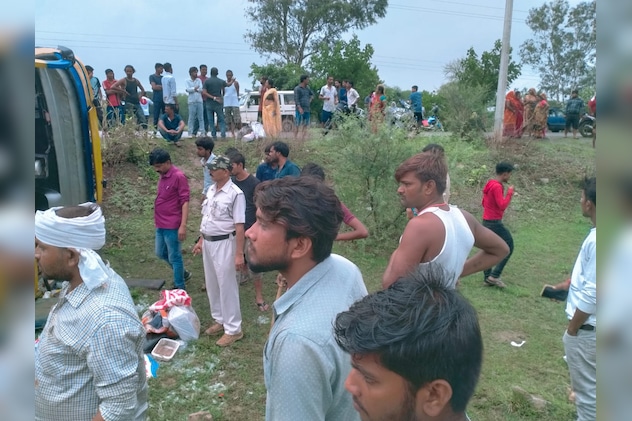 घटना स्थल पर ग्रामीणों की मदद से सभी यात्रियों को बाहर निकल गया. घटना स्थल पर ग्रामीणों की मदद से सभी यात्रियों को बाहर निकल गया.