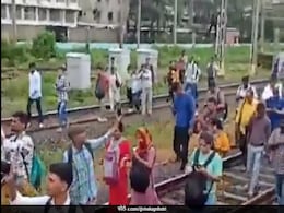 रेलवे ट्रैक पर बेफिक्र चलती दिखी लोगों की भीड़, वीडियो शेयर कर इस डायरेक्टर ने कही ये बात रेलवे ट्रैक पर बेफिक्र चलती दिखी लोगों की भीड़, वीडियो शेयर कर इस डायरेक्टर ने कही ये बात