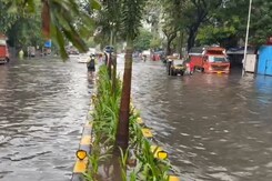 Heavy Rain In Mumbai Disrupts Train Services, School, Colleges Shut Heavy Rain In Mumbai Disrupts Train Services, School, Colleges Shut