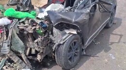 खड़े ट्रक में टकराई दंपत्ति की कार, पत्नी की चल रही थी सांसे, लेकिन लोग बनाते रहे वीडियो