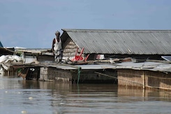 Floods in India: देश के कई राज्यों में बिगड़ रहे हालात, जा रही लोगों की जानें Floods in India: देश के कई राज्यों में बिगड़ रहे हालात, जा रही लोगों की जानें