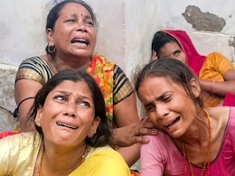 अब हाथरस सत्संग में मौत का वही मंजर, आखिर रुकती क्यों नहीं है ये भगदड़? अब हाथरस सत्संग में मौत का वही मंजर, आखिर रुकती क्यों नहीं है ये भगदड़?