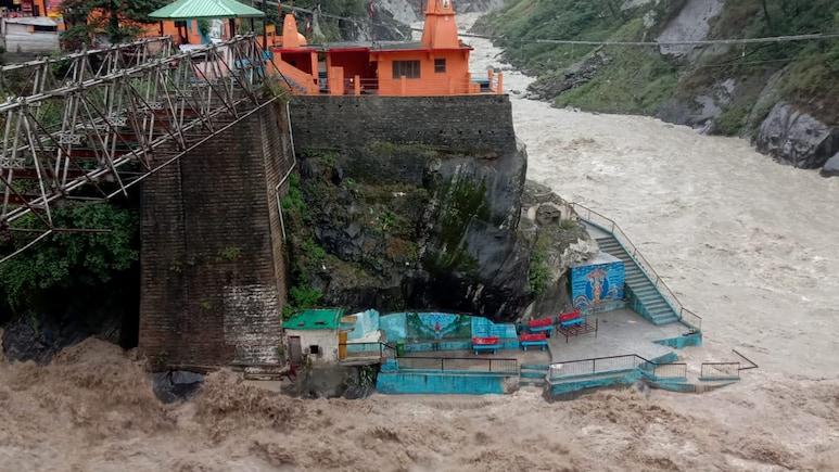 दरकते पहाड़, उफनती नदियां... उत्तराखंड में IMD के अलर्ट ने और बढ़ाई चिंता