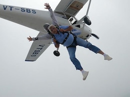 World Skydiving Day: गजेंद्र शेखावत ने 12 हजार मीटर की ऊंचाई से लगाया जंप, निजी स्काईडाइविंग विमान को दिखाई हरी झंडी World Skydiving Day: गजेंद्र शेखावत ने 12 हजार मीटर की ऊंचाई से लगाया जंप, निजी स्काईडाइविंग विमान को दिखाई हरी झंडी