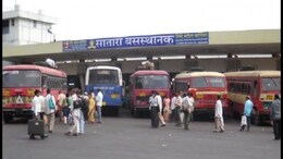 हुल्लडबाजांचा पोलीस हवालदारावर कोयत्याने वार, सातारा बस स्थानकाबाहेरील घटना