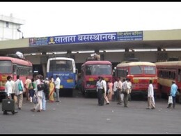 हुल्लडबाजांचा पोलीस हवालदारावर कोयत्याने वार, सातारा बस स्थानकाबाहेरील घटना हुल्लडबाजांचा पोलीस हवालदारावर कोयत्याने वार, सातारा बस स्थानकाबाहेरील घटना