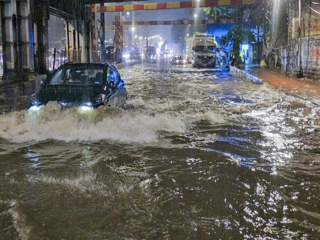 मुंबई में बारिश से बिगड़े हालात, कई इलाक़ों में पानी भरा, Local Train  सर्विस और Flights पर भी असर