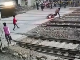बाप रे! खतरनाक हादसे का लाइव वीडियो देखकर अटक जाएंगी सांसें, ट्रेन ने बाइक के उड़ाए परखच्चे बाप रे! खतरनाक हादसे का लाइव वीडियो देखकर अटक जाएंगी सांसें, ट्रेन ने बाइक के उड़ाए परखच्चे