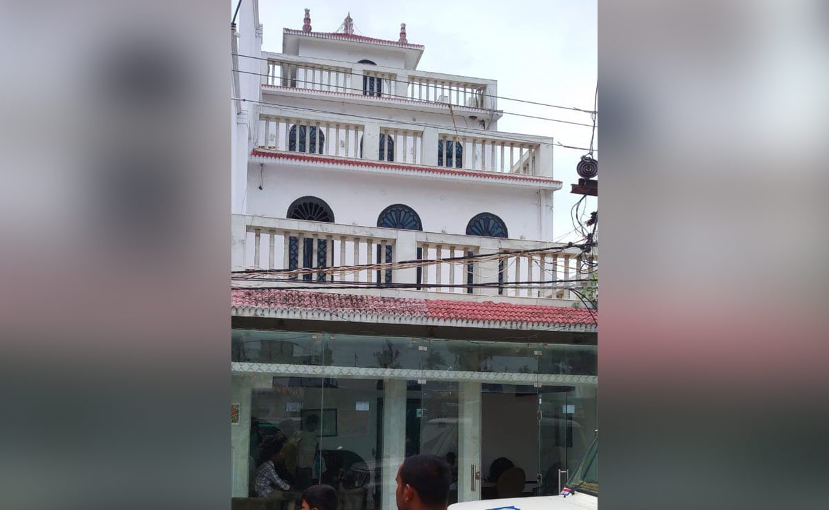 Mukesh Sahanis residence is located near the house where his father lived Mukesh Sahanis residence is located near the house where his father lived