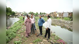 सफाईसाठी आयुक्त मॅडम थेट नाल्यात उतरल्या, पुढे अधिकाऱ्यांवर भडकल्या, नेमकं काय झालं?